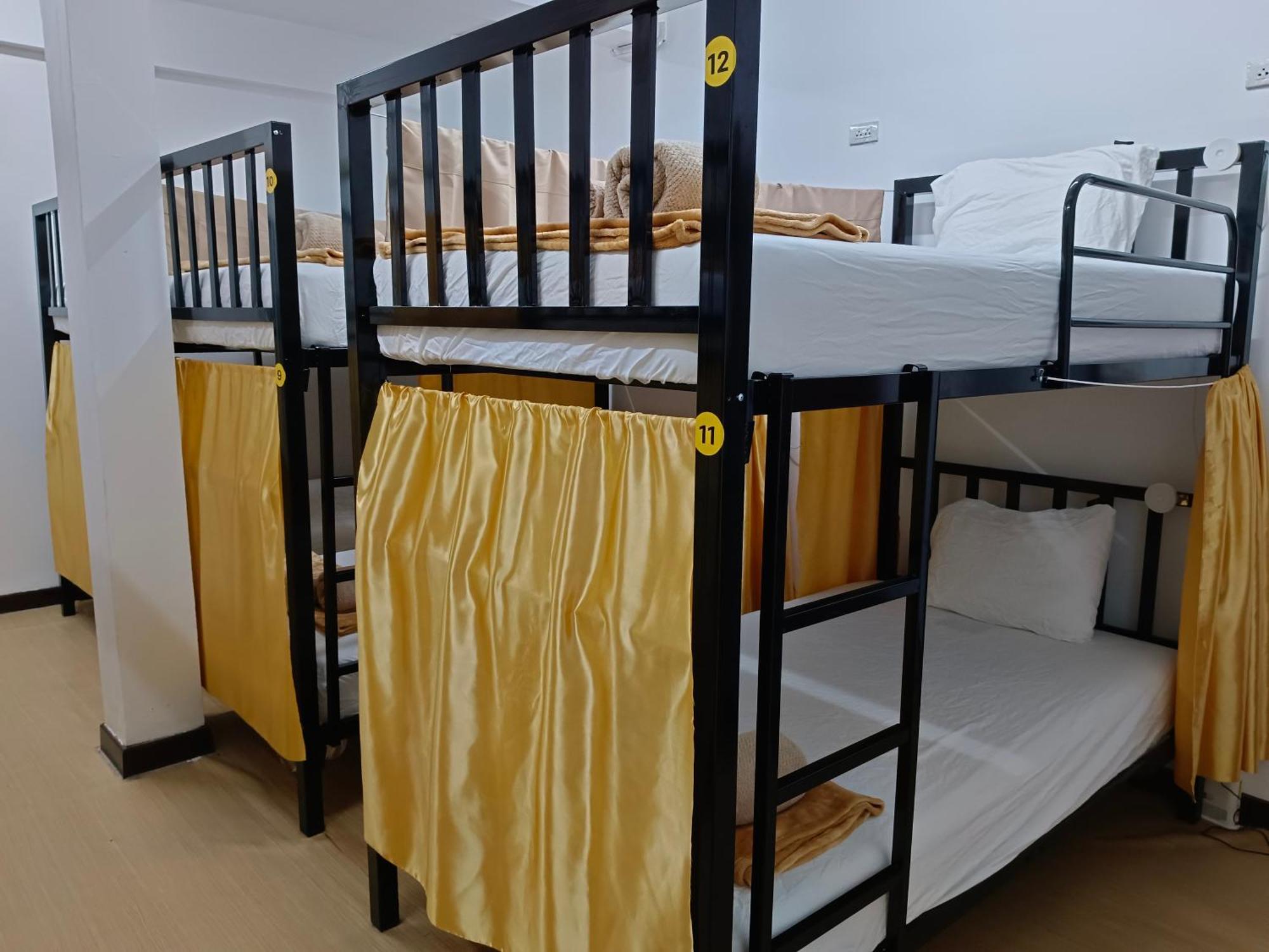 Silom Guesthouse Bangkok Esterno foto